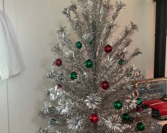 5ft aluminum pom pom Christmas tree w 90 branches 