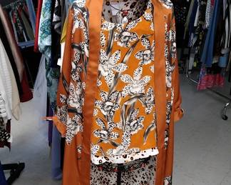 Wonderful 2 piece that would look great with black slacks.