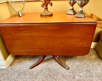 Duncan Phyfe style antique drop leaf table
