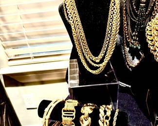 Large selection of fashion gold jewelry