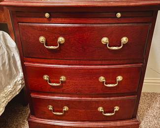 Pair of Pennsylvania House chests/nightstands