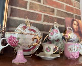 There are…LOTS of tea cups here!