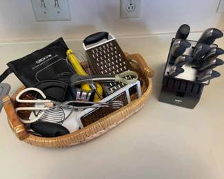 051-KIT: Henckels Knife Block and Kitchen Gadgets