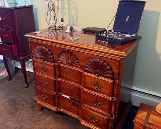 DRESSERS & ACCENT PIECES