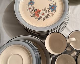 Vintage Crowning dinnerware set