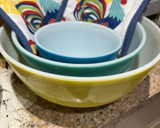 Set of 3 PYREX Primary Colors Nesting Mixing Bowls
