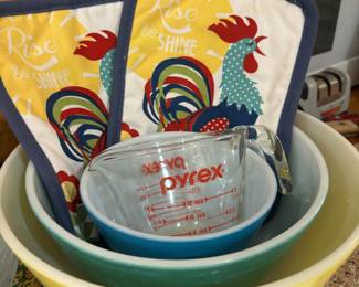 PYREX 1-Cup Liquid Measuring Cup, Set of 3 PYREX Primary Colors Nesting Mixing Bowls
