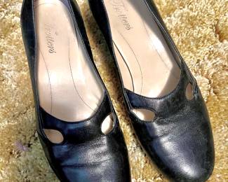 Trotters Black Leather Pumps