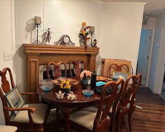 Gorgeous, extendable dining room table with eight chairs, a leaf, and a table protector