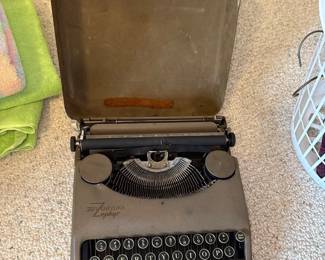 vintage Smith-Corona Zephyr portable typewriter 