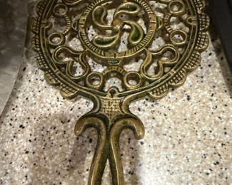 VCM Virgina Metalcrafters Brass Trivet Dutch Round 