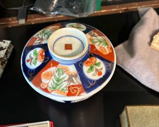 Japanese porcelain covered bowl 