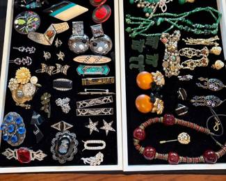 Brooches - Barrettes - beaded necklaces 