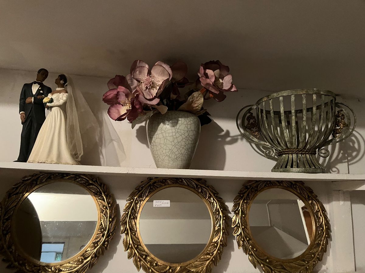Ceramic bride & groom
Three gold wall mirrors
Wired metal fruit bowl
Magnolias silk flowers in ceramic vase