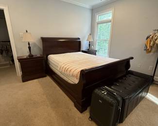 queen bedroom 5 piece set , bed , dresser , chest , nightstands