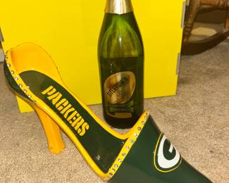 Green Bay Packers title town bottle And the Green Bay Packers glass slipper to hold the wine bottle