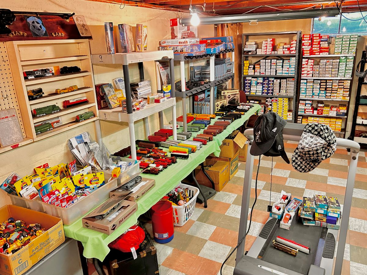 HUGE selection of HO gauge train cars, locomotives, accessories, etc!