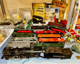 Post-war American Flyer train items