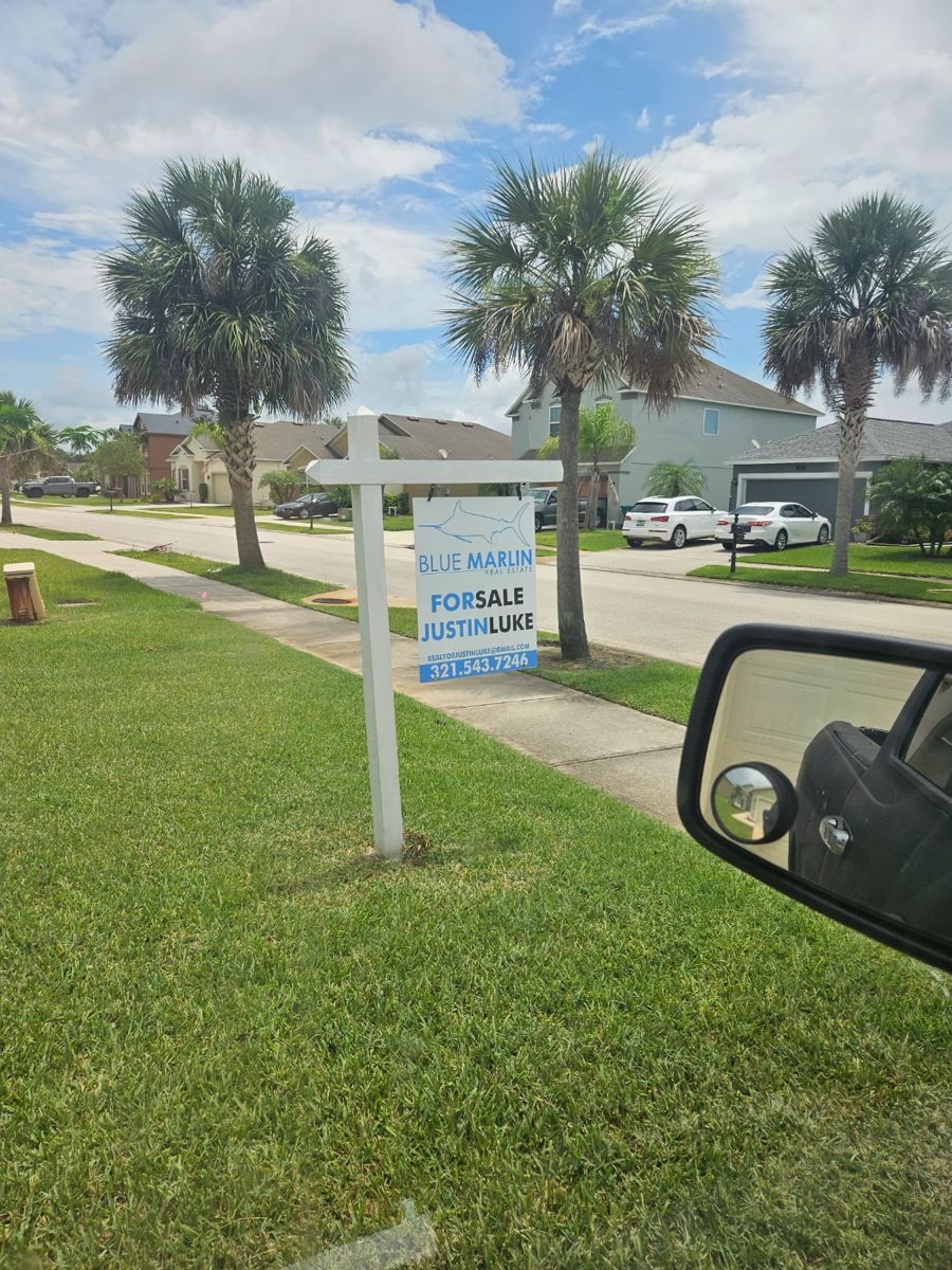 Here's the front yard of the estate stuff for this weekend please be respectful of where you park try not to block anybody's driveway in. Plenty of things to go around because we live so far we're opening up at 8:45 a.m. instead of 8:30