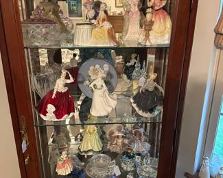 Curio cabinet, Royal Dalton figurines