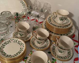 Lennox Christmas dishes, beautiful set