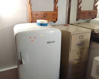 WORKING 50-60s REFRIGERATOR. SMALLER SIZE
