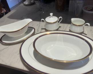 #18	400.00	"Oxford – Annapolis Blue – bone china – Lenox 
10 dinner plates, 7 salad or dessert, 9 B&B plates, 9  saucers & 9 cups
1 large meat platter, 1 round bowl, 1 gravy bowl, 1 sugar & creamer = 49 pieces "
