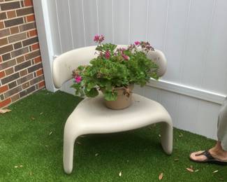 #22	250.00	Heller rounded back outdoor chair 27x21x27 - 
