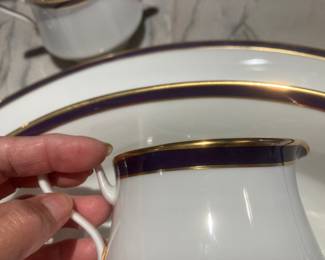 #18	400.00	"Oxford – Annapolis Blue – bone china – Lenox 
10 dinner plates, 7 salad or dessert, 9 B&B plates, 9  saucers & 9 cups
1 large meat platter, 1 round bowl, 1 gravy bowl, 1 sugar & creamer = 49 pieces "

