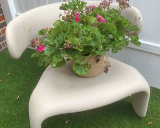 #22	250.00	Heller rounded back outdoor chair 27x21x27 - 
