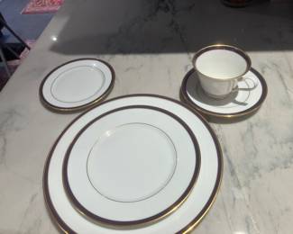 #18	400.00	"Oxford – Annapolis Blue – bone china – Lenox 
10 dinner plates, 7 salad or dessert, 9 B&B plates, 9  saucers & 9 cups
1 large meat platter, 1 round bowl, 1 gravy bowl, 1 sugar & creamer = 49 pieces "
