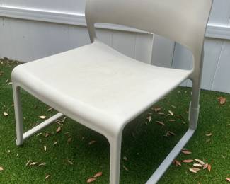 21	250.00	Knoll polyproplene outdoor chair 
		30Hx21Wx21D
