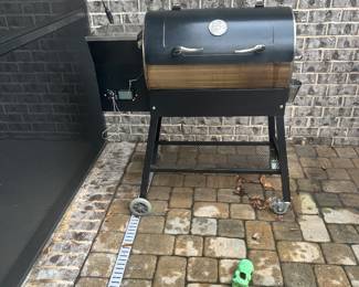 #60 - $150 - Electric pellet smoker with cover smart grill technology 42hx40Wx16D