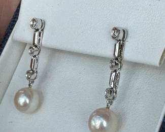 $300 - Pearl & diamonds 14kt white gold earrings with 3 small round diamonds. 3.1 grams.
