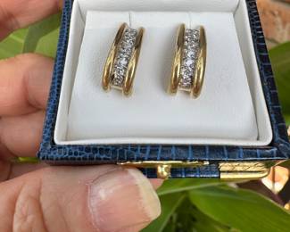 $400 - Pair of 14kt yellow gold 1/2 loop 1/2 ctw diam. 4.3gr