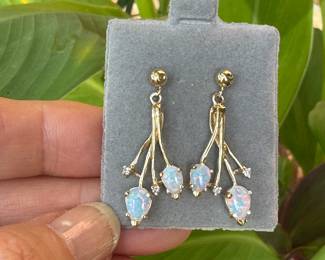 $600 - Set of 3 - Opals on 14kt yellow gold - chandelier earrings with chain & pendant.
