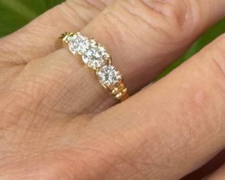$900 - 1ctw - 3 diam ring - 18kt yellow gold - 5.7 gr - sz 6 3/4 -