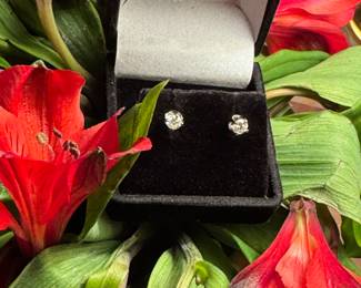 $400 - 0.42 ctw Set of studs earrings diamonds 14kt gold post - 2 diam SI1/SI2 clarity - I-J Color