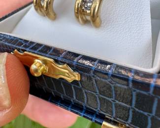 $400 - Pair of 14kt yellow gold 1/2 loop 1/2 ctw diam. 4.3gr