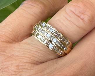 $550 - Approx 1 ctw princess band 14kt yellow gold. 6.2gr - size 6 3/4