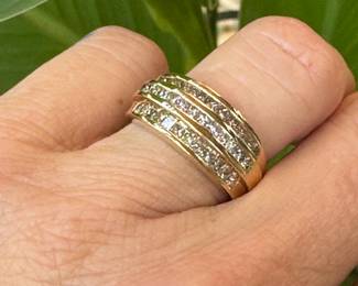 $550 - Approx 1 ctw princess band 14kt yellow gold. 6.2gr - size 6 3/4
