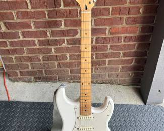 2000s Fender Stratocaster - white no case
