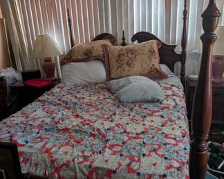 Four poster, queen bed
