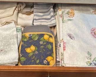 Assorted Kitchen Linens