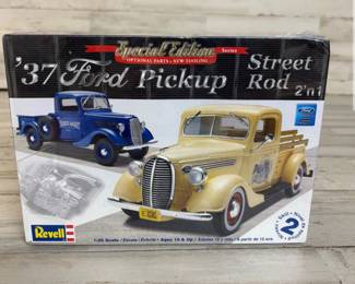 New in Box Vintage Ford Pickup Street Rod 2 'n 1 Plastic Model Kit Special Edition Series