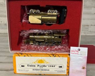 Union Pacific 1242 HO Scale Powered Locomotive and Second Car Set