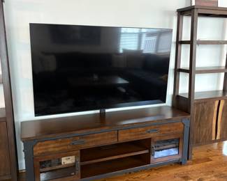 SAMSUNG TV with box: 70in