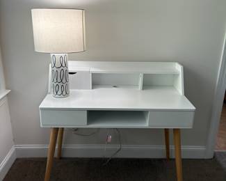 White desk bedroom
Height: 39in
Length: 37in
Width: 19in