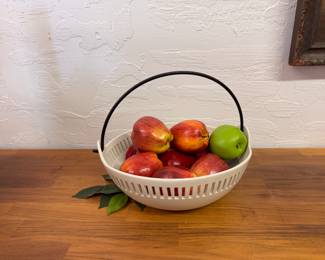 Large and stylish ceramic bowl, apples not included!