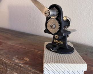 Vintage Singer Pinking machine hand cranked